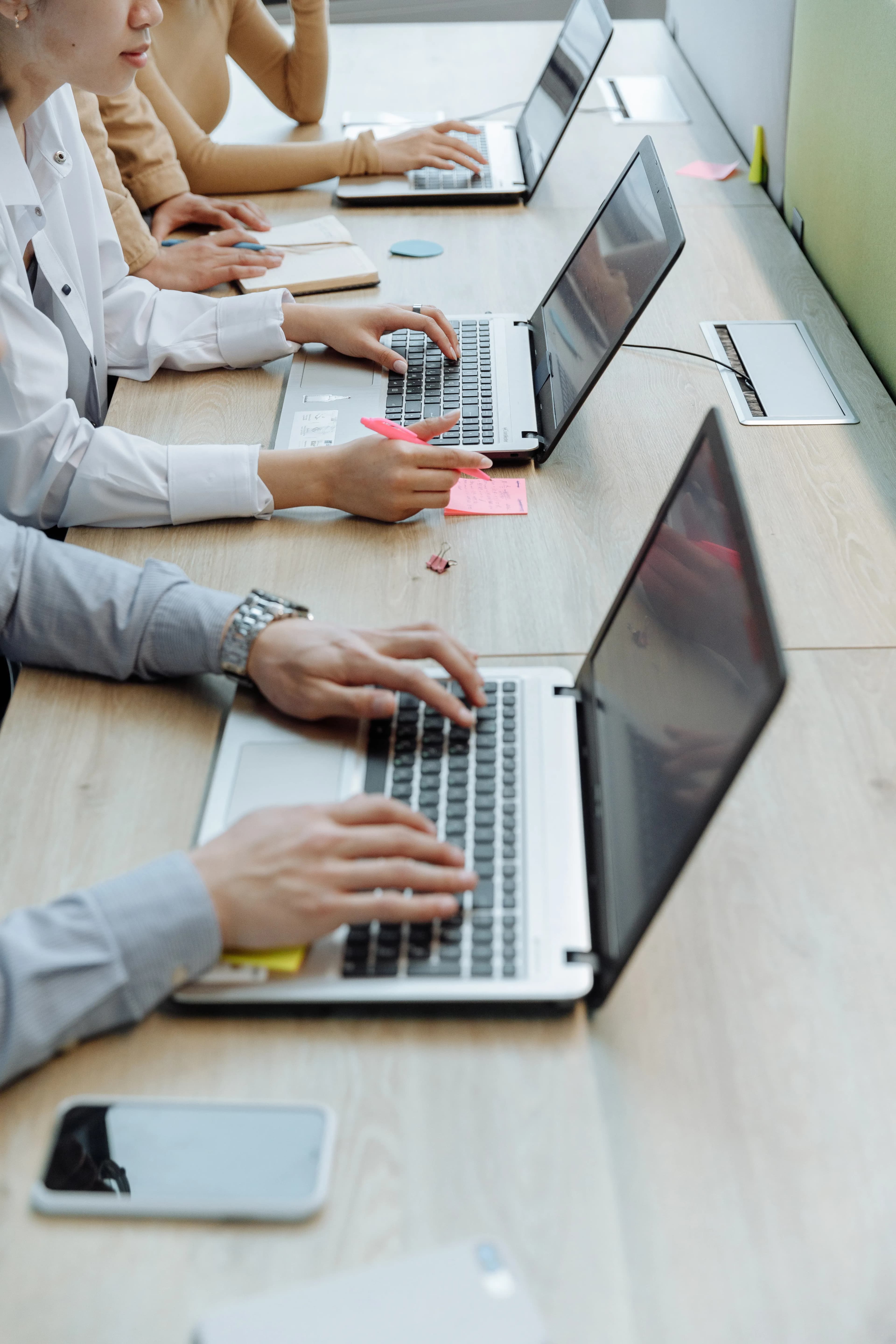 E-commerce Websites That Convert Visitors Into Customers